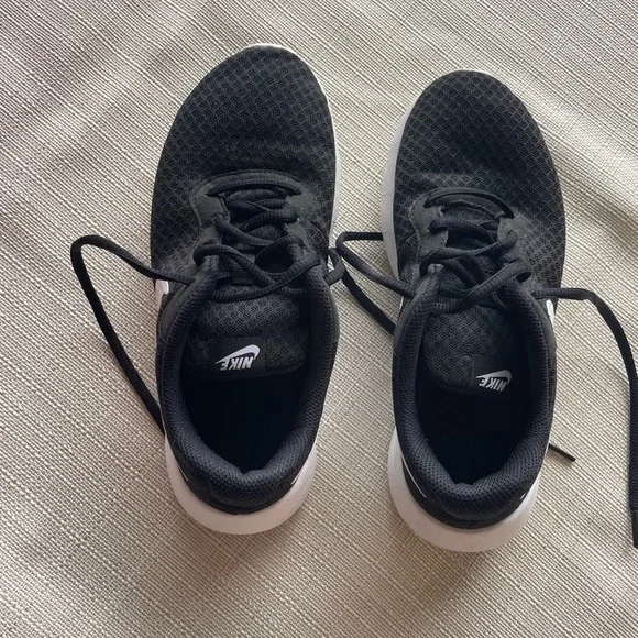 Nike Tanjun Shoes - 5Y / 6.5W - Picture 5 of 8